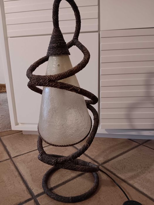 Candeeiro pequeno ideal para criar ambientes acolhedores