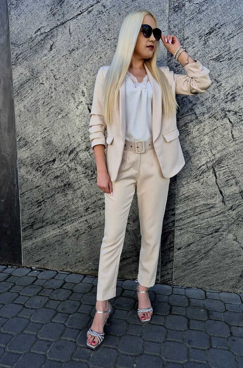 Elegancki damski garnitur z paskiem S beżowy na komunie