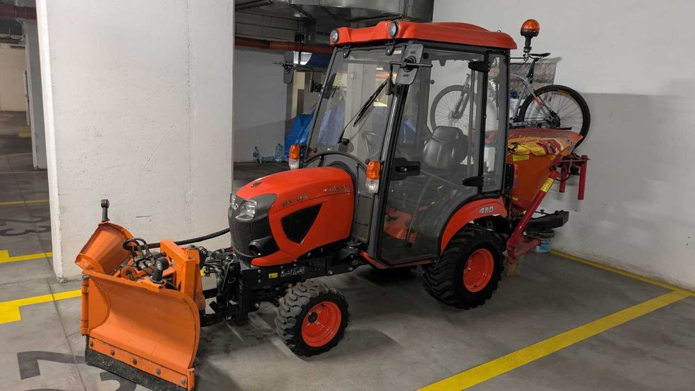 Odśnieżanie wynajem ciągnika Kubota BX261 z pługiem i posypywarką