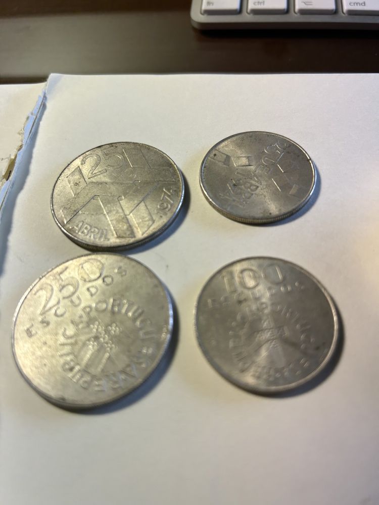 Quatro moedas de 25 de abril de 74 de 250 e 100
