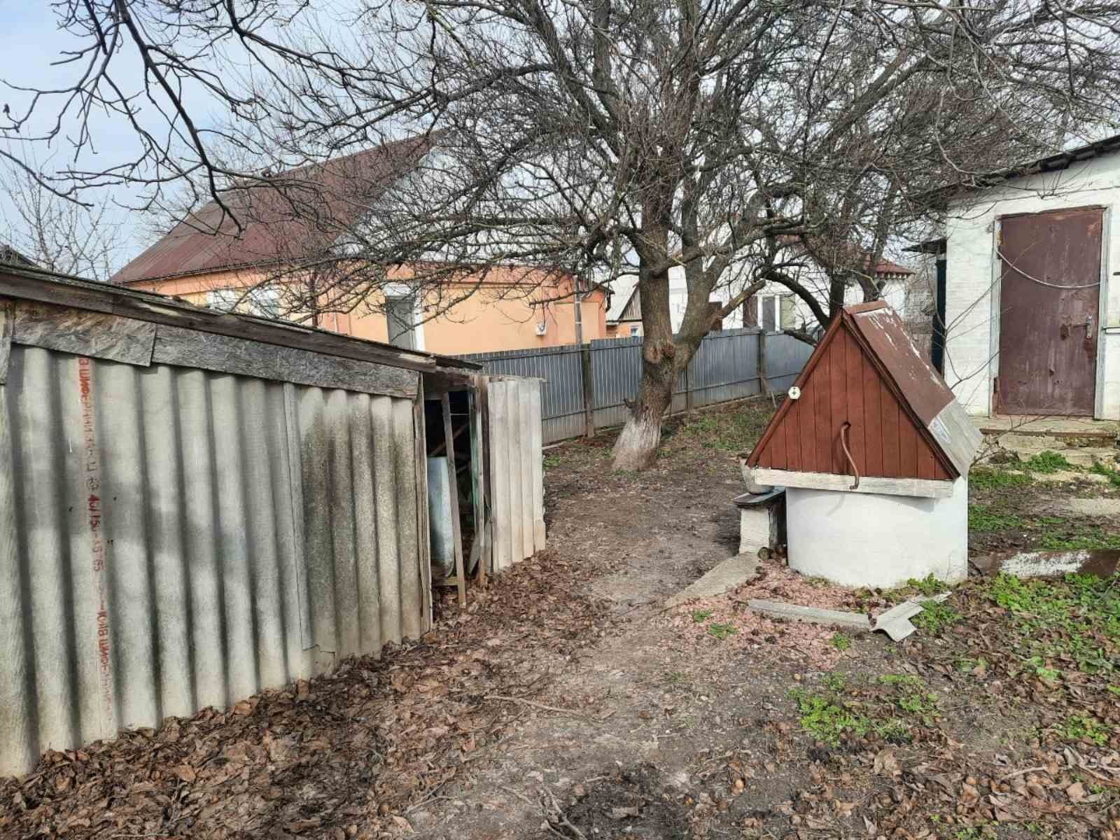 Продам пів будинку в Баришівці.