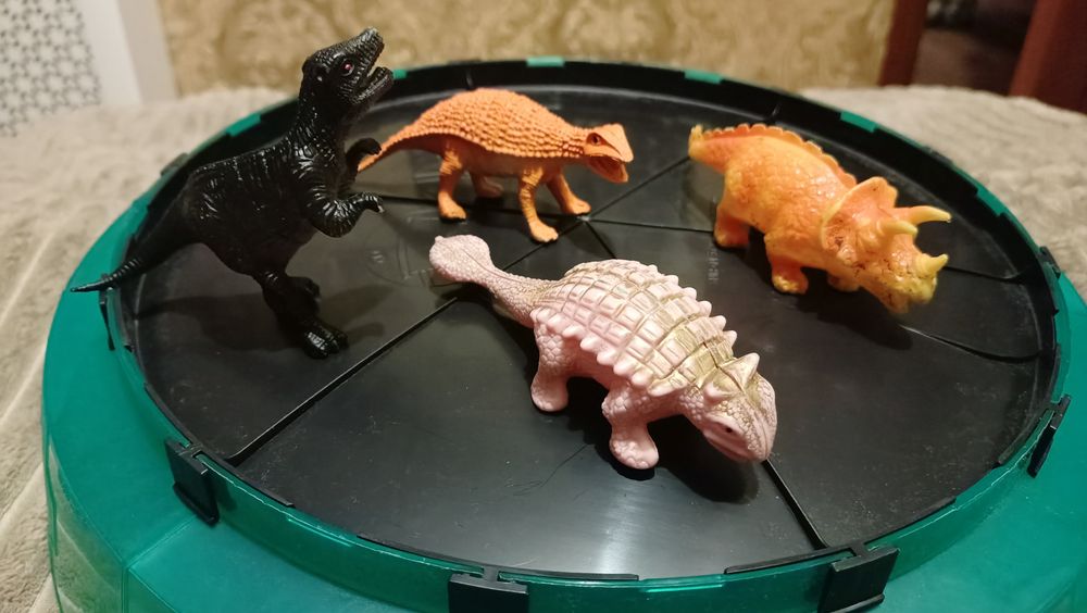 Динозаври різних розмірів