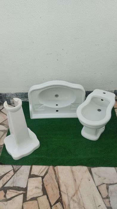 Lavatório com coluna e bidé