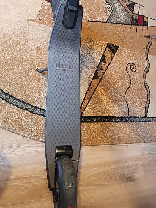 Hulajnoga elektryczna Ninebot ES2 – sprawna, z ładowarką