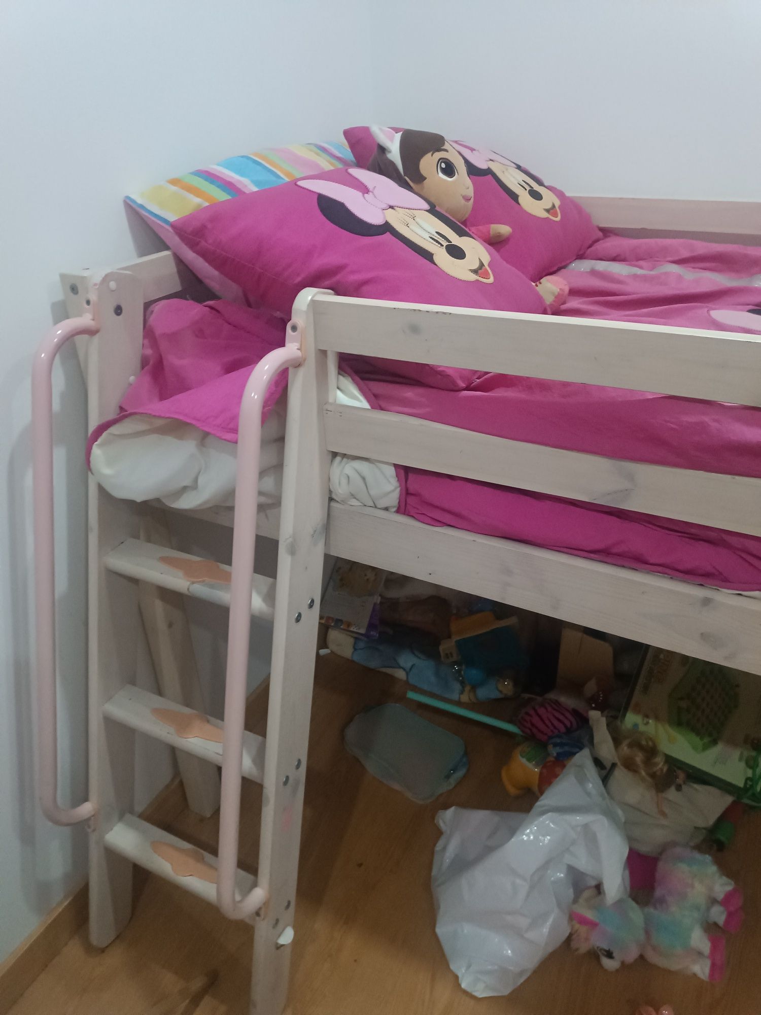 Cama com escorrega