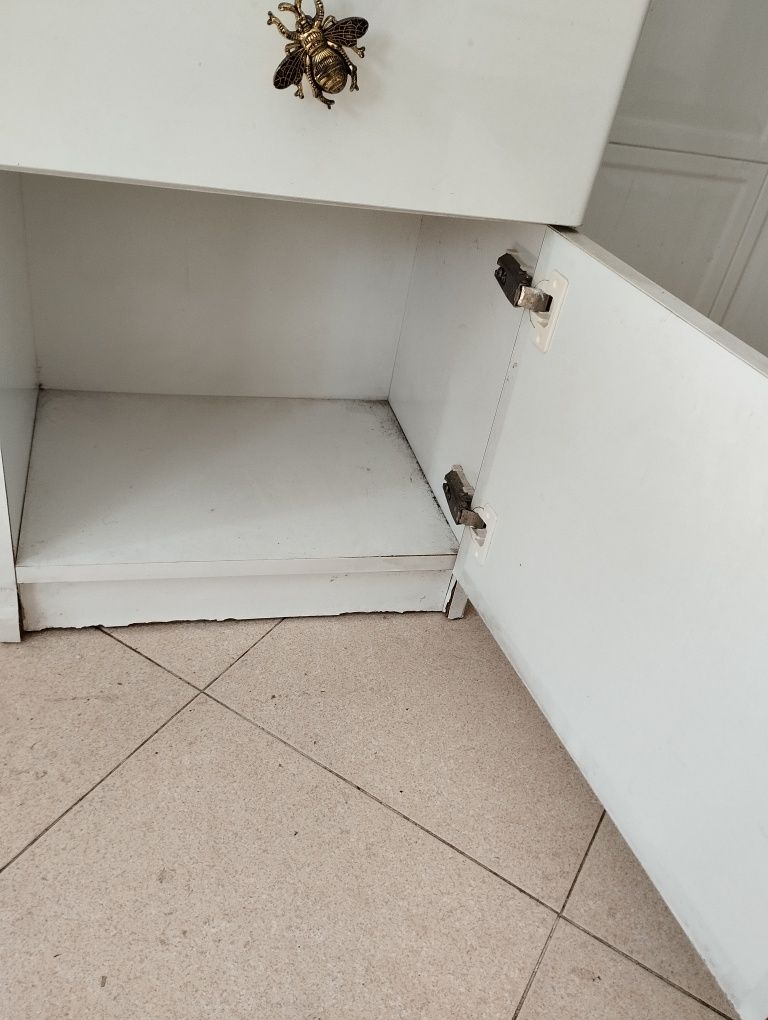 Cómoda branca com detalhes metálicos, móvel