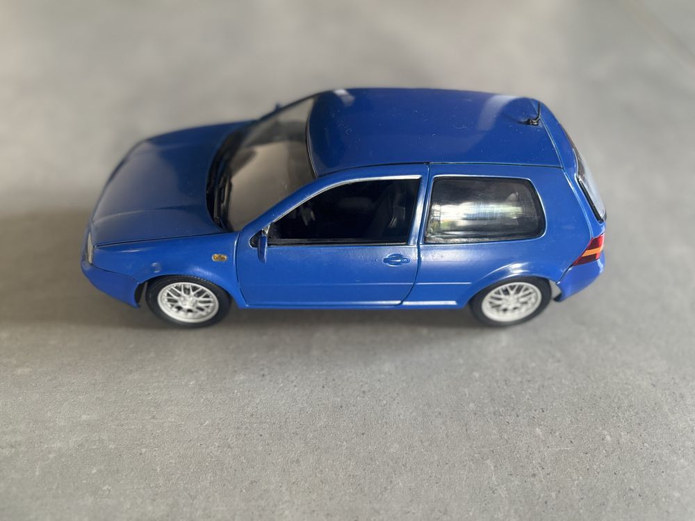 Model Revell skala 1/18 VW Volkswagen Golf 4 GTI niekompletny