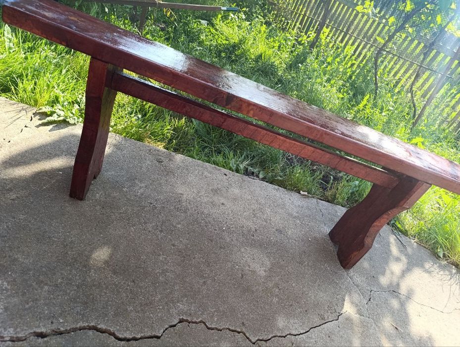 дерев'яна лавка.