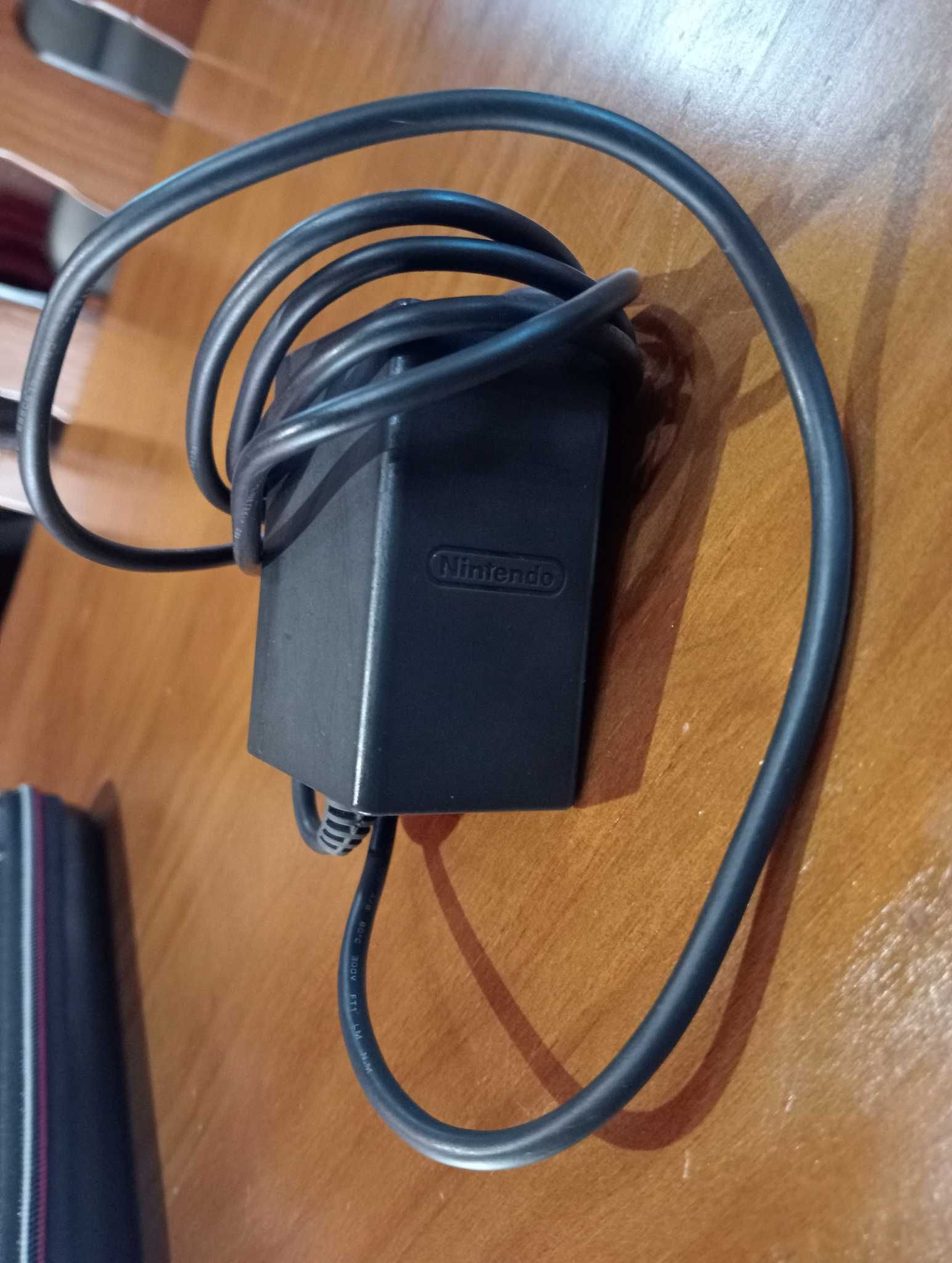 Nintendo Switch com capas para comandos e capa de transporte