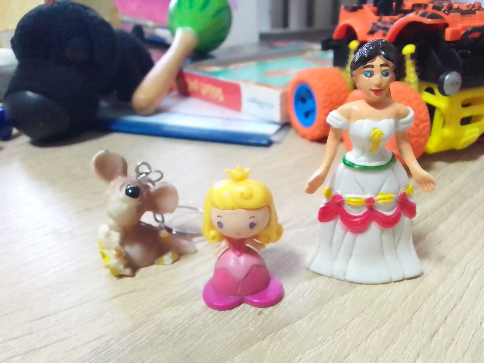 Іграшки: принцеси, мишка статуетка,іграшки з Макдональдс віддам
