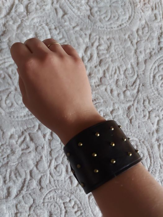 Skórzana bransoleta, bransoletka nabita płaskimi okrągłymi ćwiekami