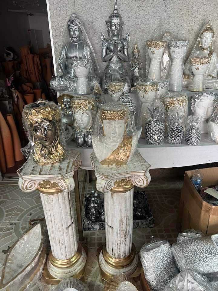 Cerâmica -vasos e peças decorativas.