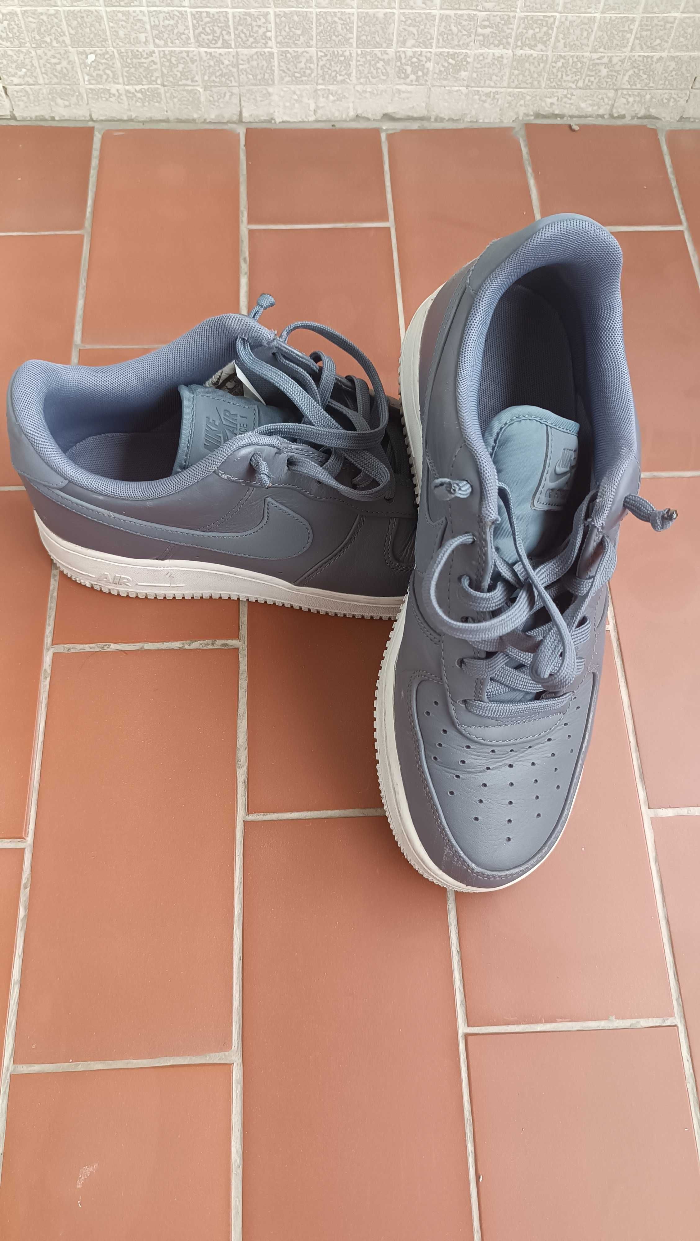 Nike Air Force, Cor Cinzento