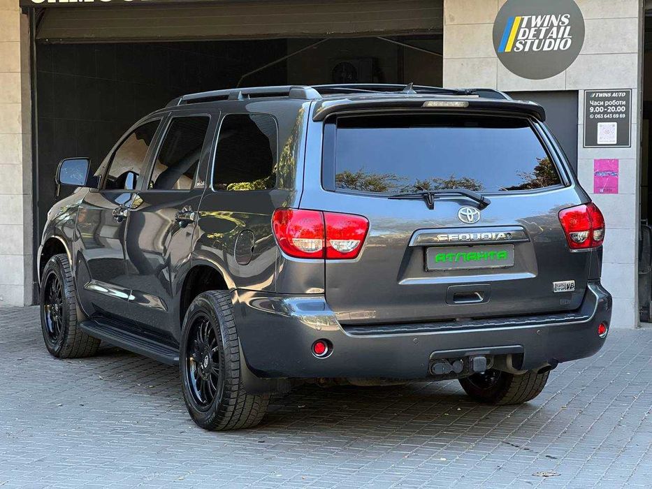 Toyota Sequoia 2016