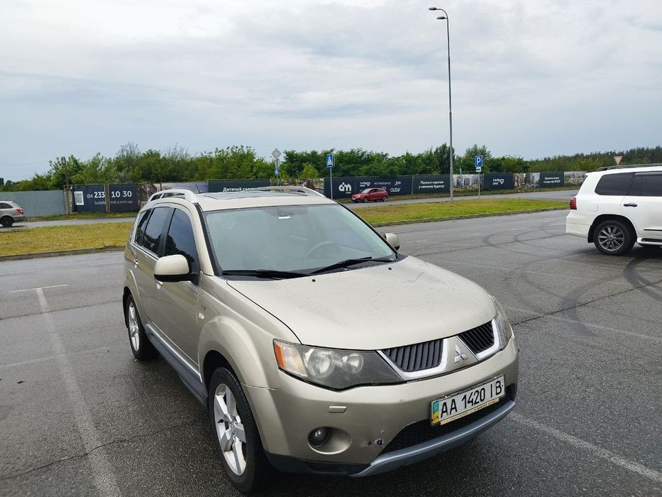 Продаю автомобіль Mitsubishi Outlander XL