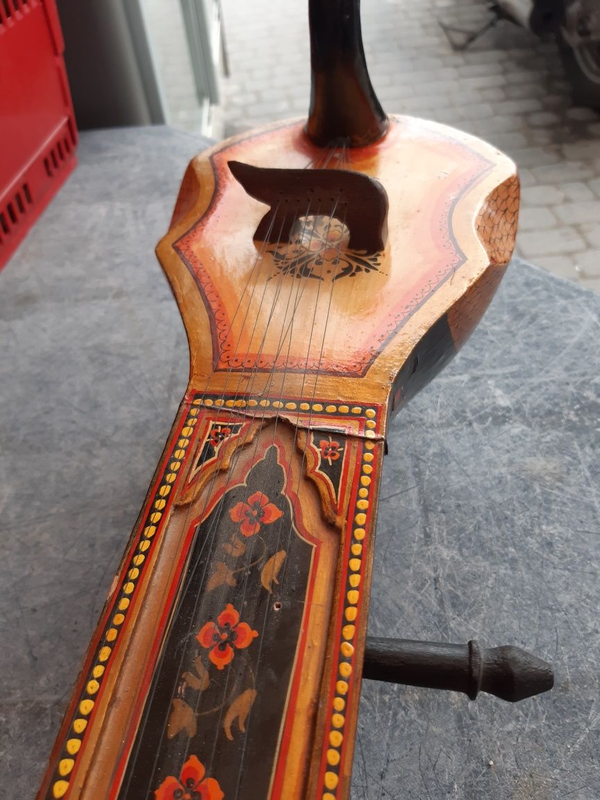 Sitar indyjski strunowy instrument