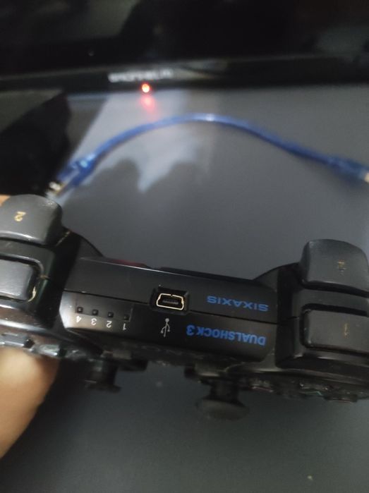 Продам PlayStation 3 2 джойстика и один шнур и два шнура подключение..