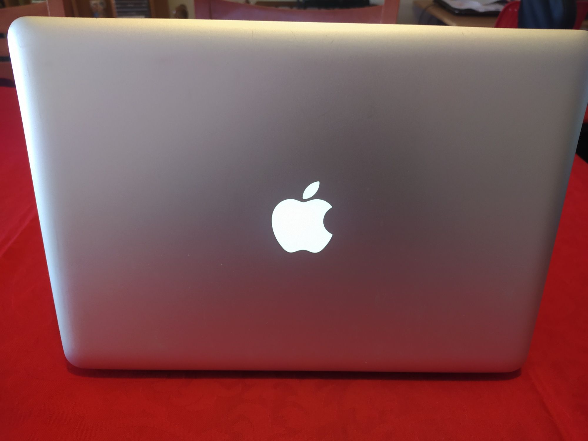 Portátil MacBook Pro I5 e Carregador. A funcionar na Perfeição