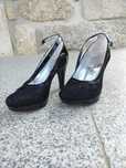 Sapatos pretos de salto alto