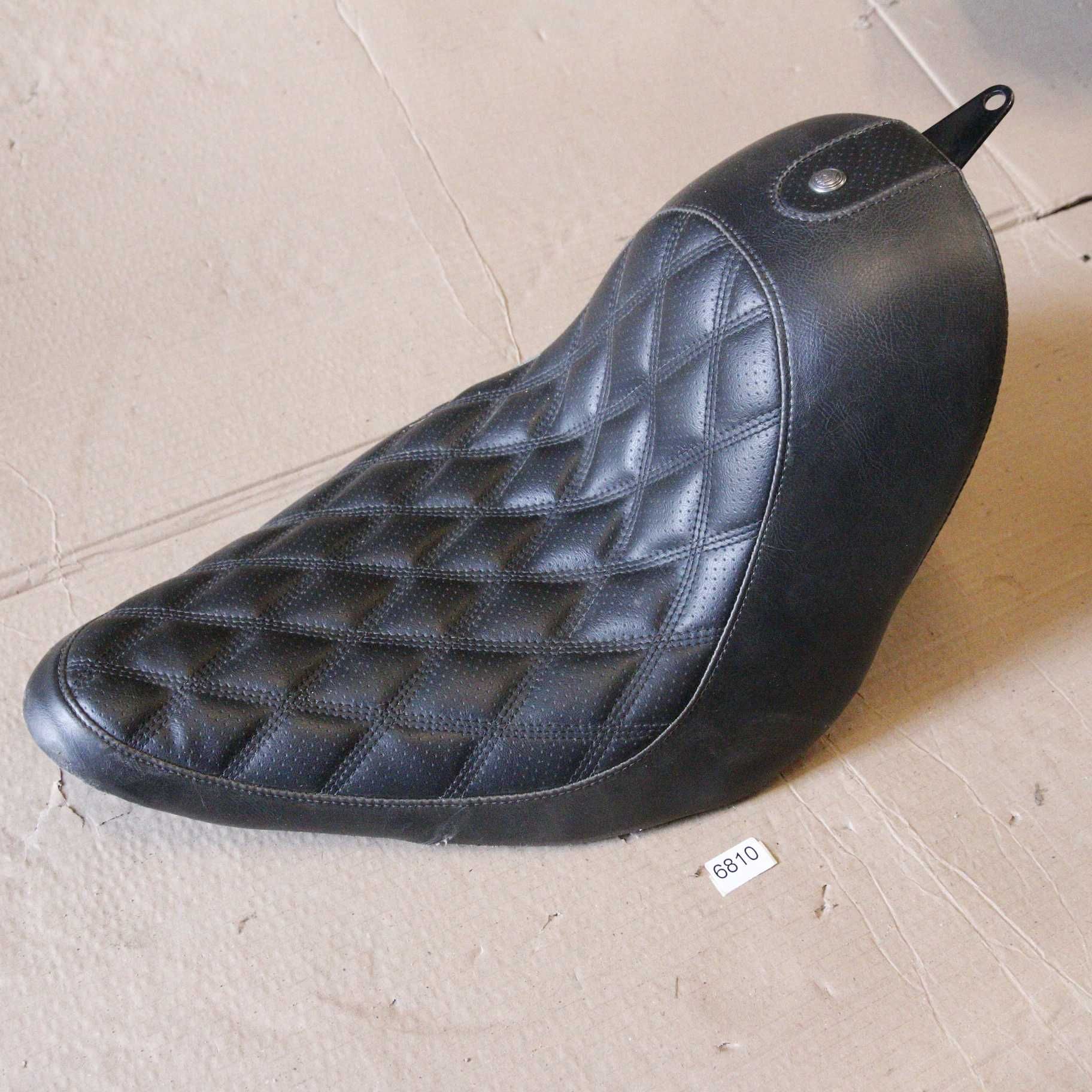 6810 Siedzenie HARLEY 08-14 FXDF RSD MUSTANG SOLO seat boss