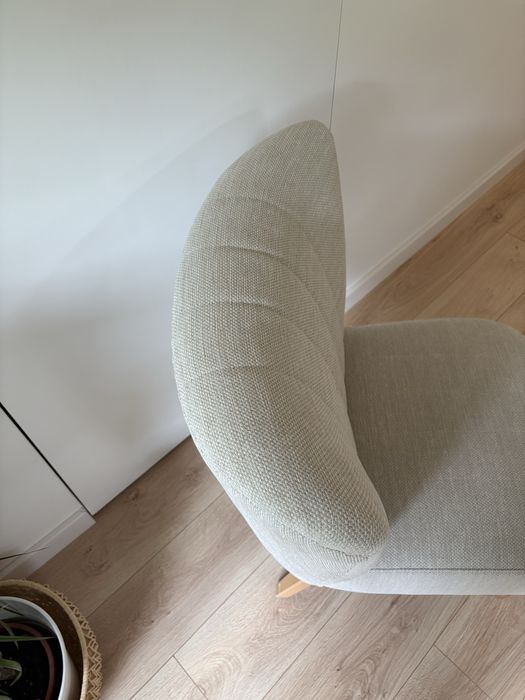 Beżowy kremowy fotel muszelka włoska tkanina Persempra