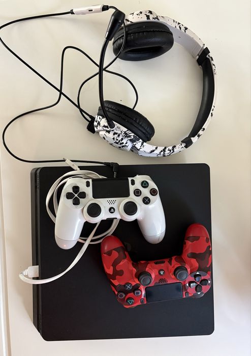 Playstation 4, dois comandos e fones