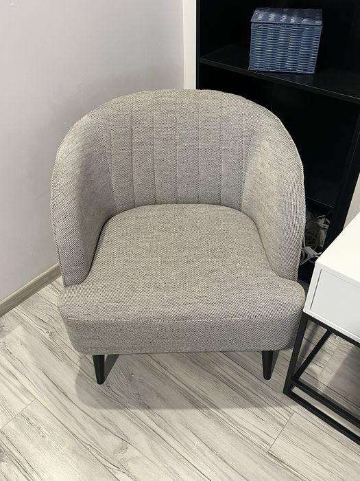 Fotel na czarnych nóżkach. Ikea