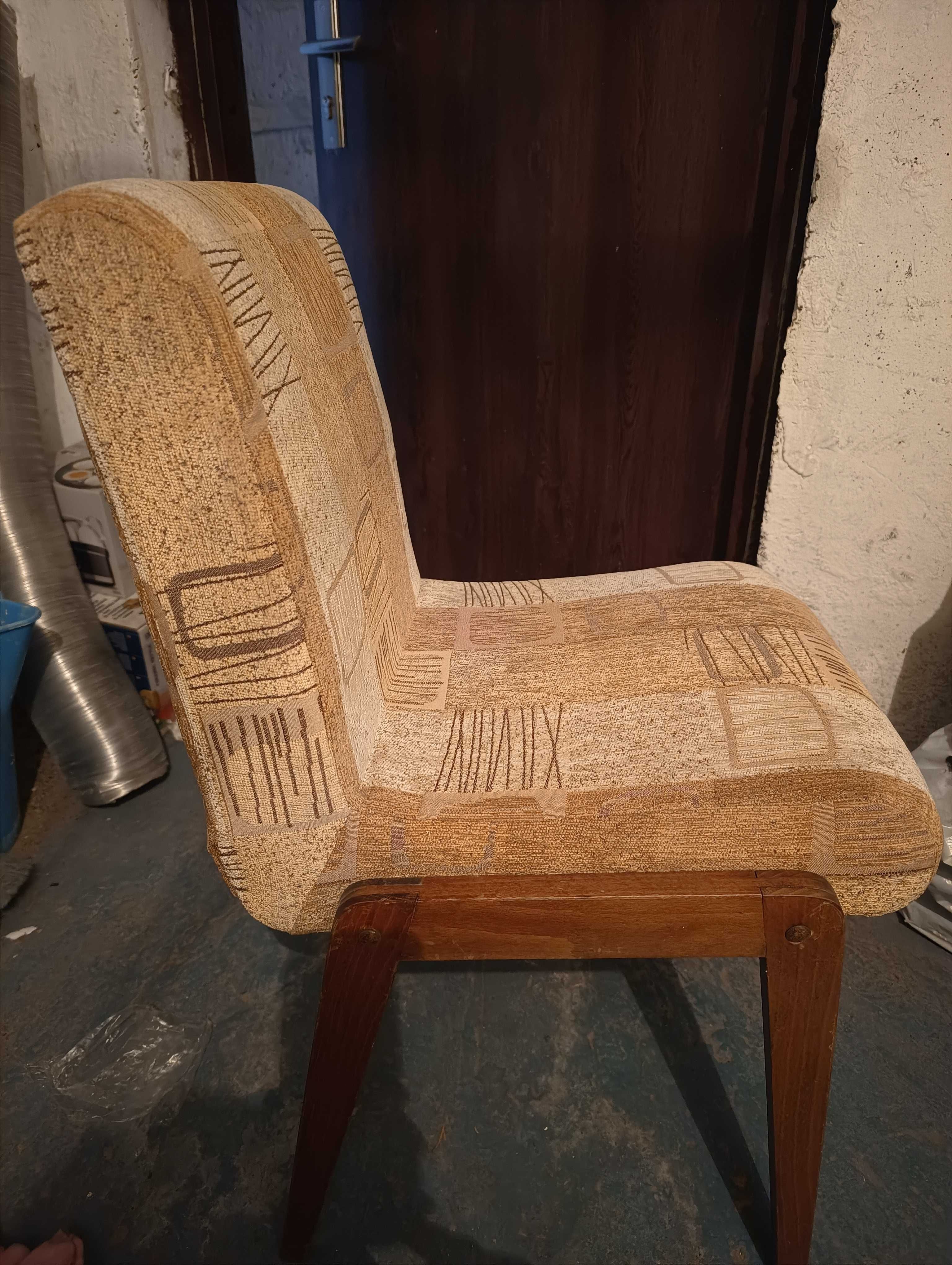 Krzesło Aga projektu Chierowskiego
