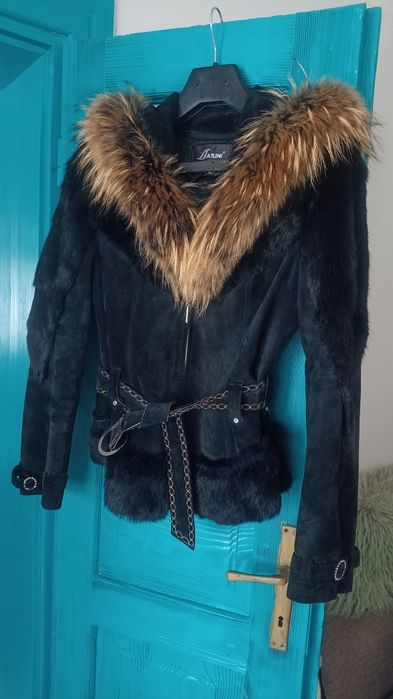 Kurtka skórzana z kapturem z futrem z królika i jenota