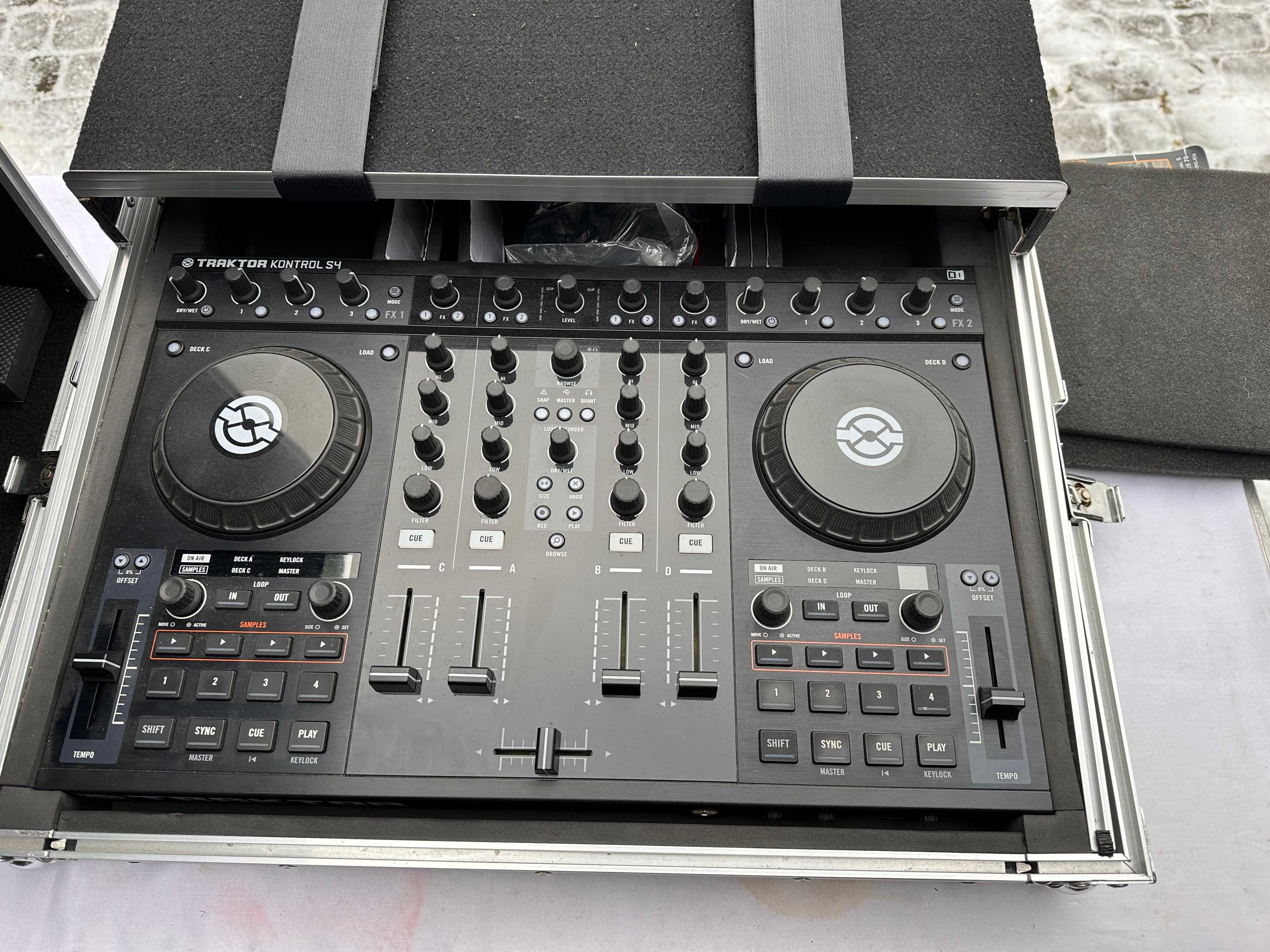 Native Instruments Traktor S4 (+ case) + Traktor X1