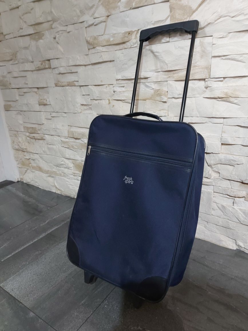 Podręczna walizka podróżna z wysuwaną rączką