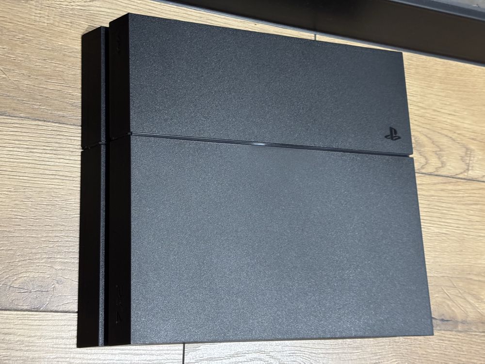 Sprzedam PlayStation 4 – bardzo dobry stan!