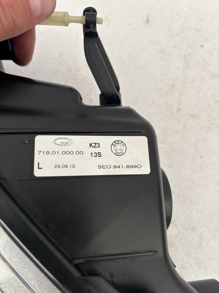 Skoda Octavia III 3 5E 5E0 12-16 halogen lewy przód przeciwmgielny