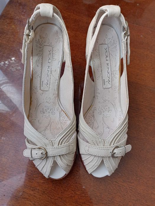 Туфлі жіночі на каблуку.