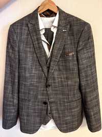Продам класичний костюм (жилетка, рубашка, штани, піджак)