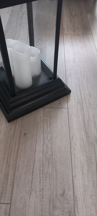 Ukladanie paneli podłogowych.