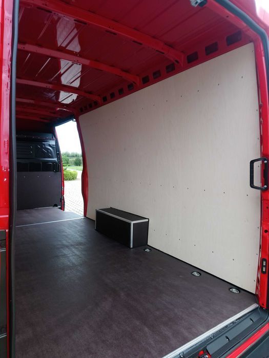 Iveco 16/18 m3 Profesjonalne zabudowy samochodów dostawczych KNAUTECH