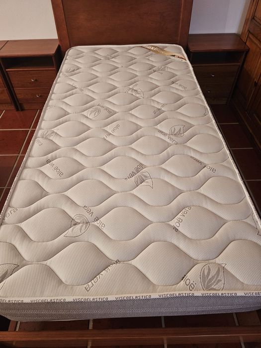 3 Camas Solteiro, Colchões e Mesas de Cabeceira