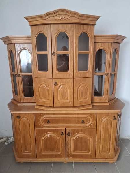 Dwuczęściowy kredens