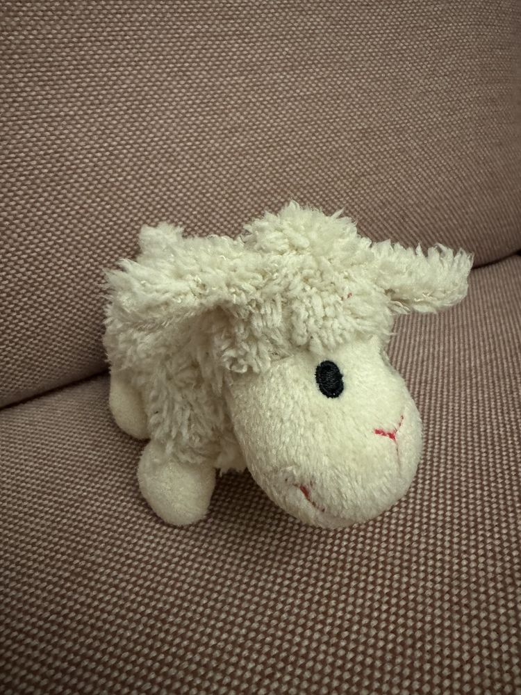 Mała słodka owieczka maskotka wysokość 11cm.