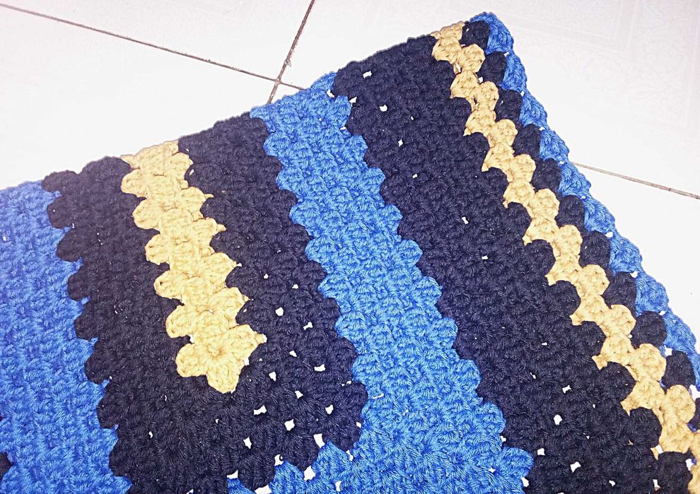 Tapete em crochê azul, preto e amarelo torrado feito à mão