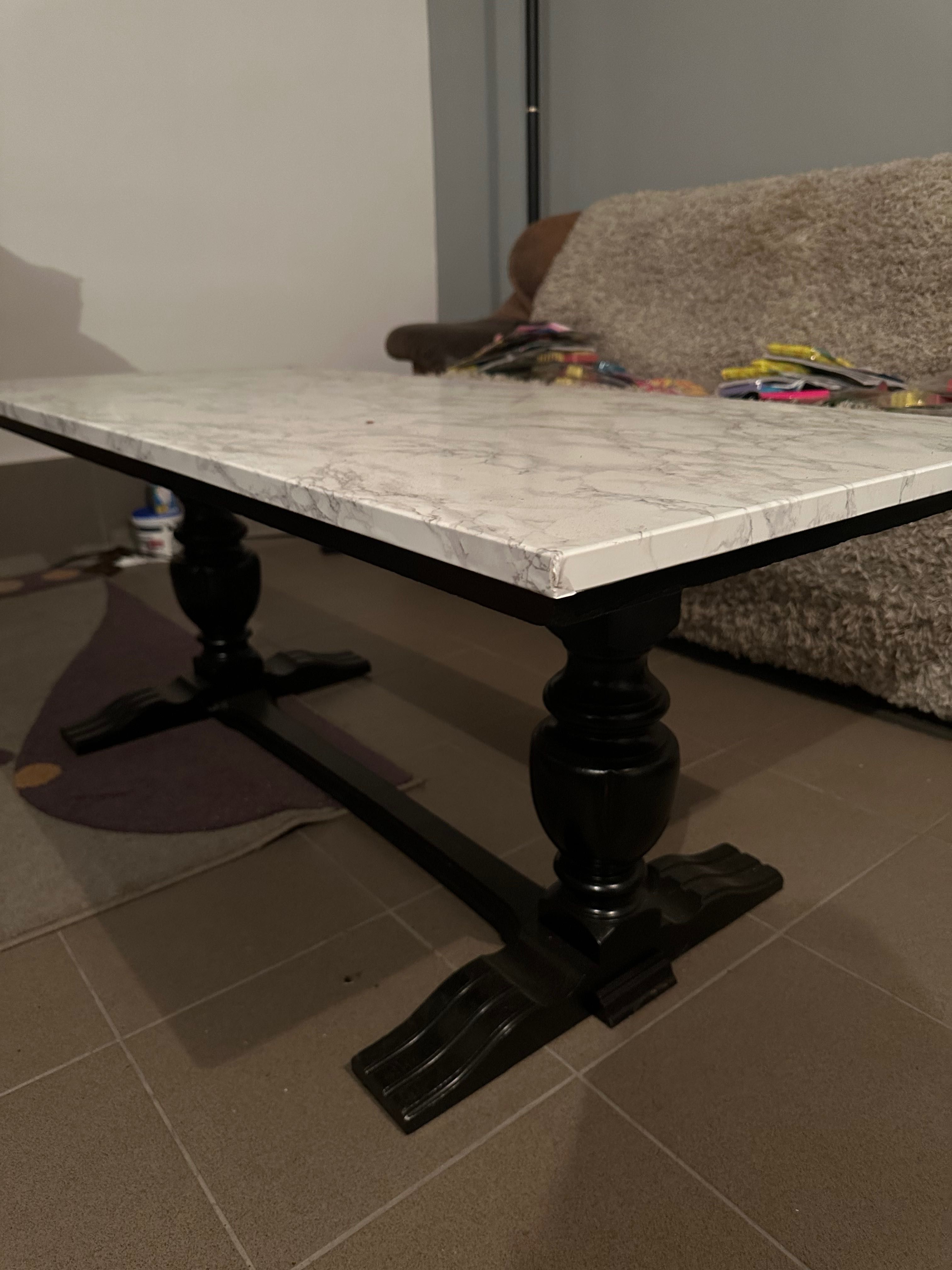 Stół marmurowy z drewnianymi nogami