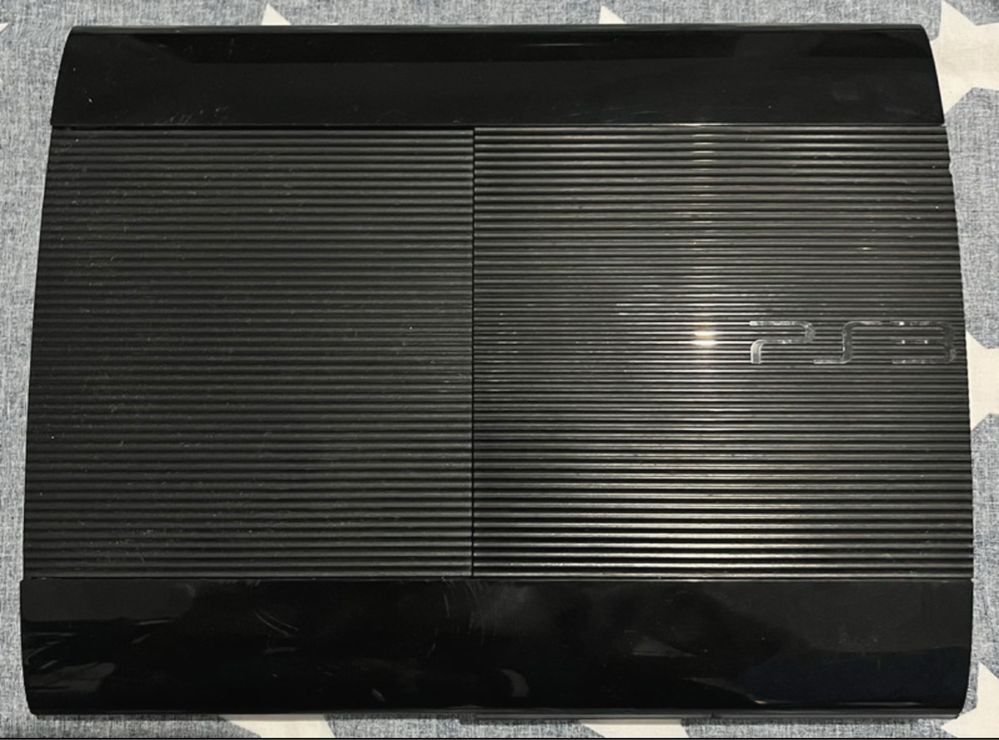 PlayStation 3 Super Slim + 1 Comando + 6 Jogos