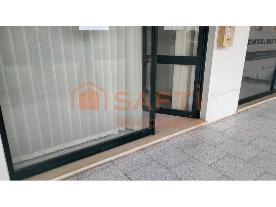 **Loja Comercial no Rés do Chão, no coração de Cantanhede!**