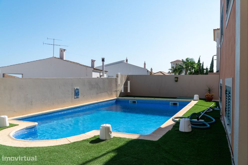 Moradia T4 com piscina e vista serra, em Loulé