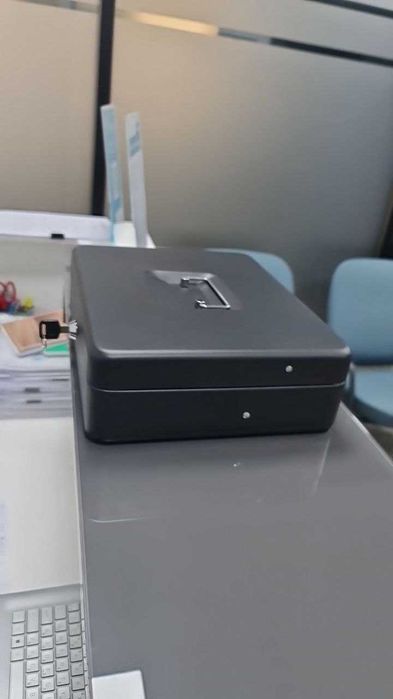 Sprzedaż używanego wyposażenia biurowego w idealnym stanie