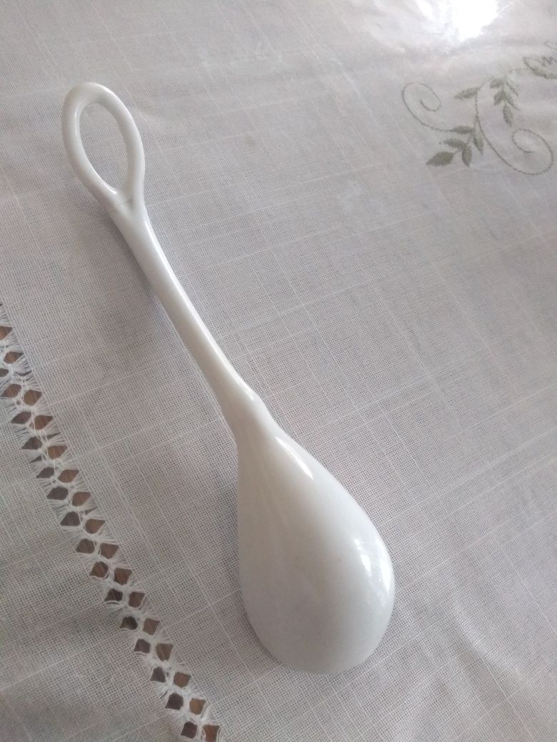 Stara porcelanowa łyżka do sosjerki,.ok.19cm.Wysylka.