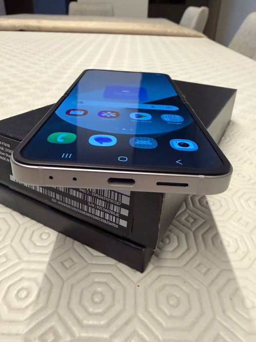 Samsung Z Flip6 cinzento 12/256GB como novo com garantia