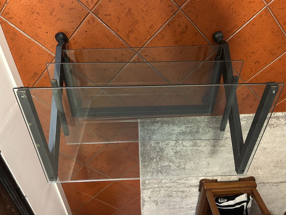 Movel com parteleiras em vidro