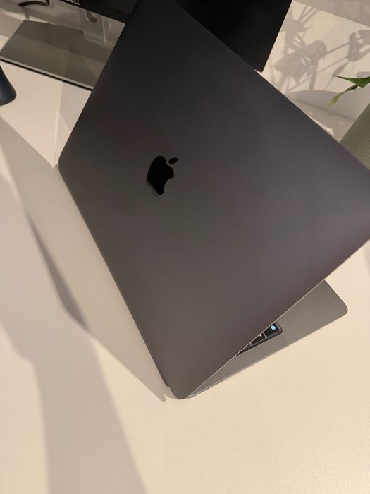 MacBook Air 13” 2020 – Space Gray – Retina, i3 / 8GB / 256GB SSD